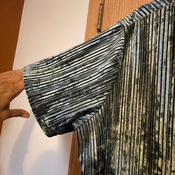 Green velour like top - Picture 3 of 6